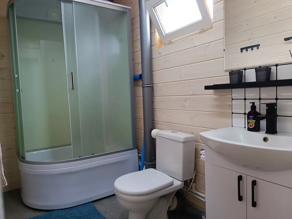 Дом с большим бассейном с видом на море