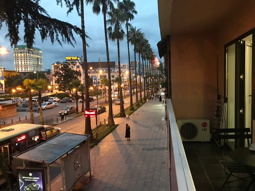 Квартир в старом Батуми, в районе Драматического театра, с большим балконом