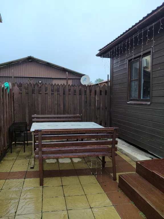 Деревянный домик у моря