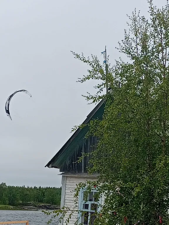 Поморский деревенский домик на берегу Белого моря