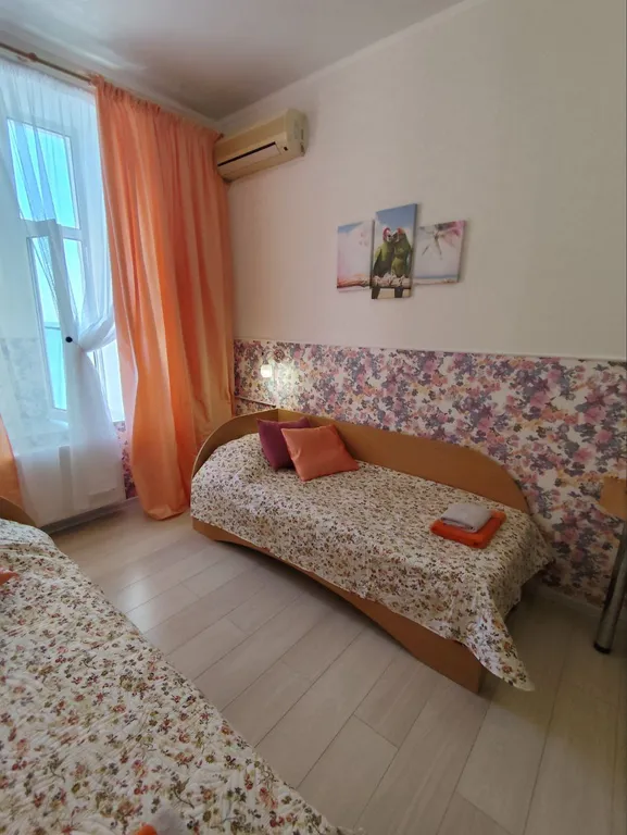 Трехместный номер с 2  кроватями и диваном. Стандарт с видом на море.