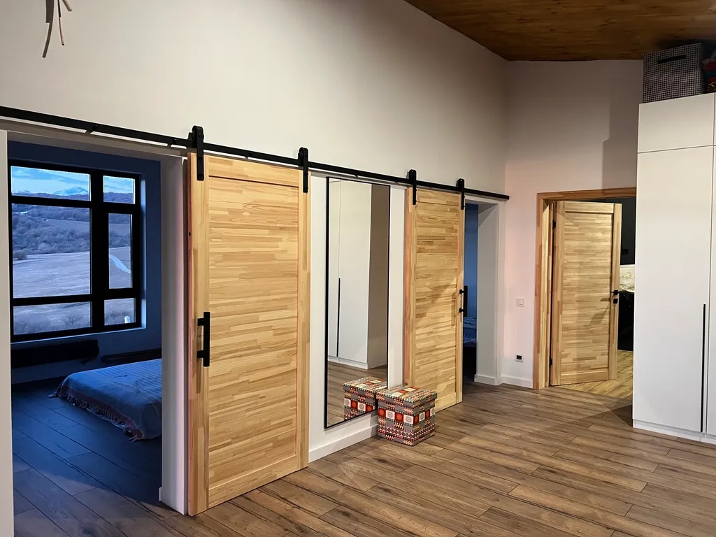 Домик на холме с видом на лес и горы