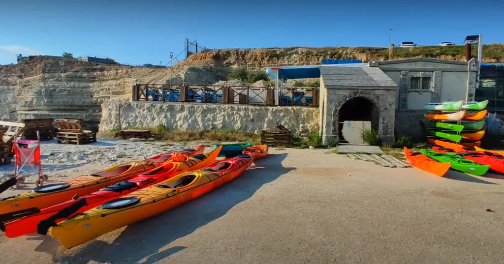 Квартира Квартира у моря, окна и балкон с видом на море и яхт-клуб — Севастополь