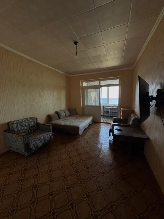 Квартира Трёхкомнатная квартира на первой линии у моря — Сухум