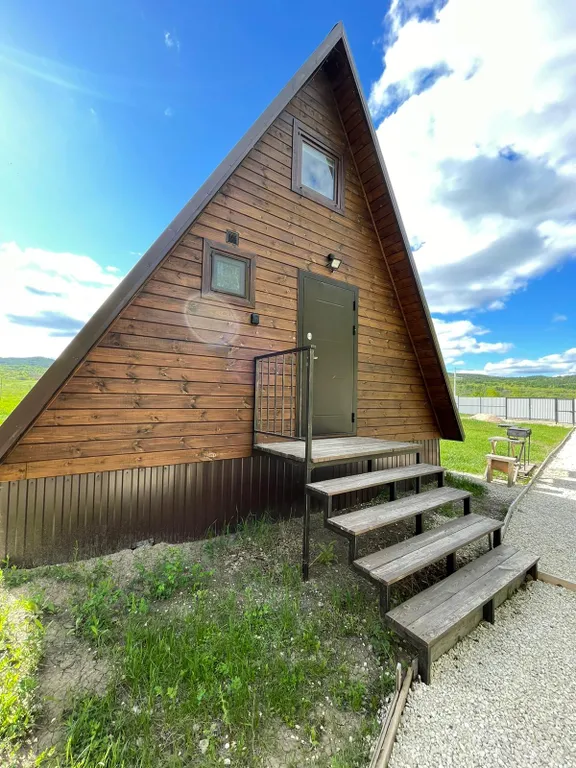 Треугольный домик с видом на горнолыжку