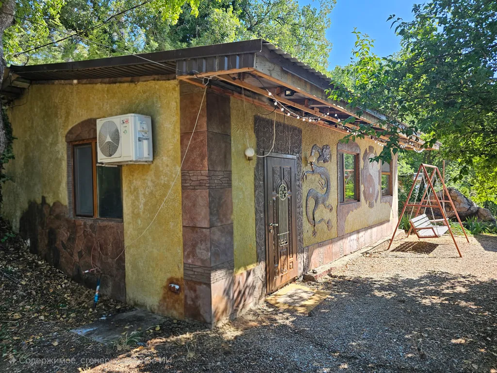 Дом в лесу с каминным деревом внутри