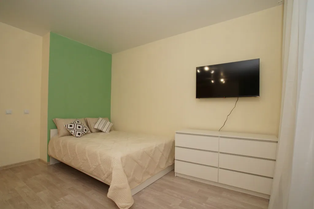 Просторная студия со свежим ремонтом и видом на лес