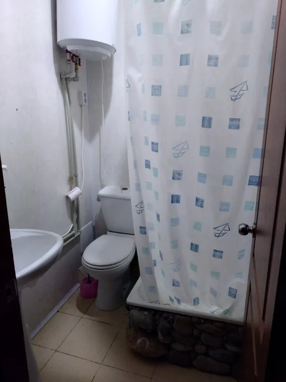 Уютная комната с санузлом и отличным зелёным двором для тихого отдыха