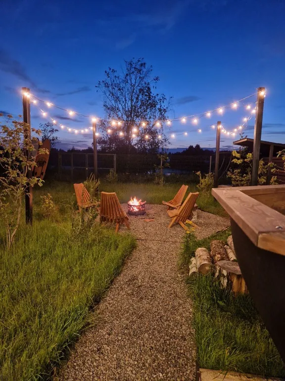 Пpocторный 4-местный А-фрейм с чанoм и банeй нa берегу реки Дубна