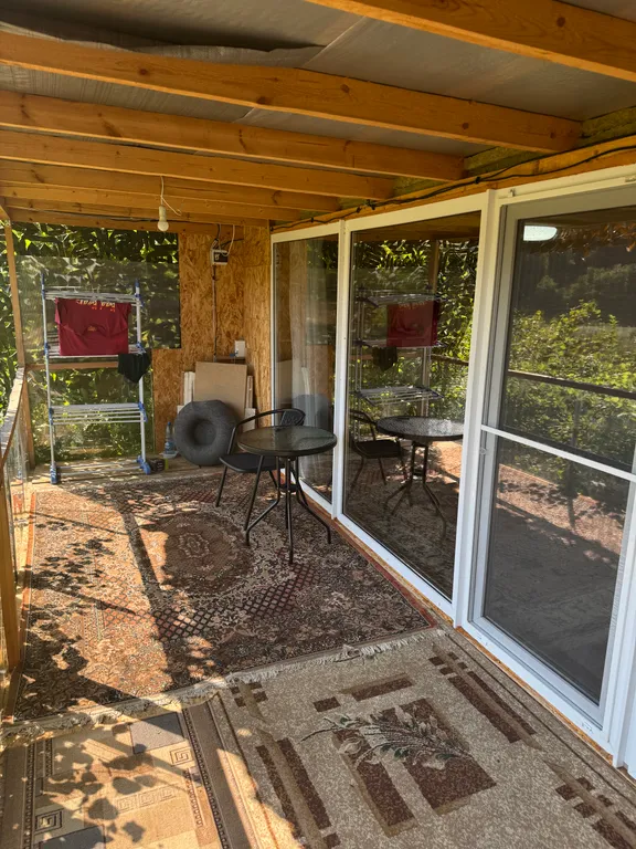 Деревенский домик с видом на горы