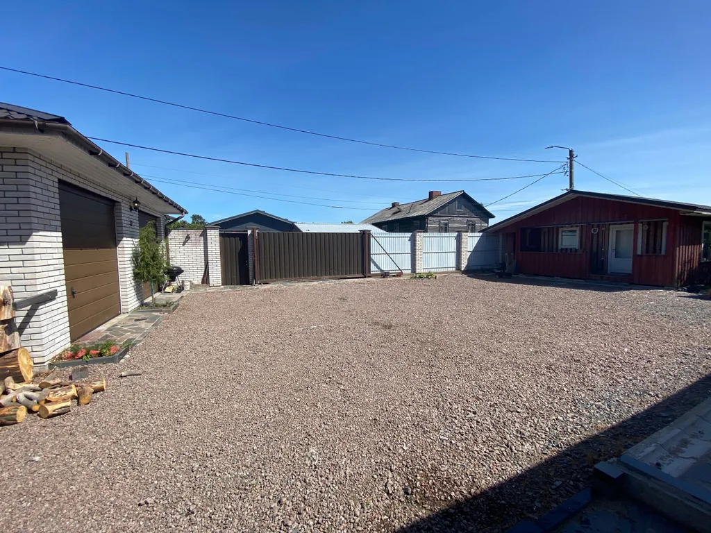 Домик на берегу залива