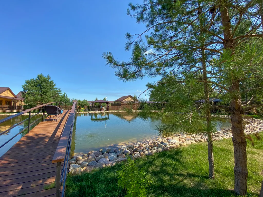 Уютный коттедж в лесу у пруда