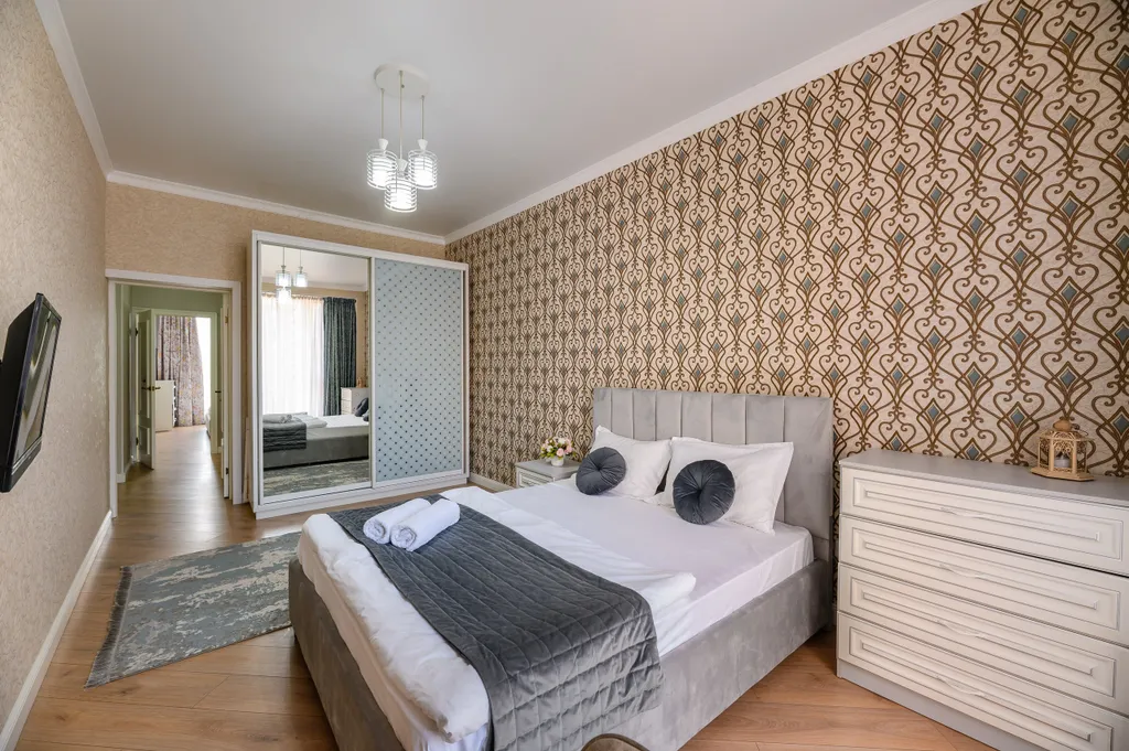 Трехкомнатная квартира с видом на горы в центре города