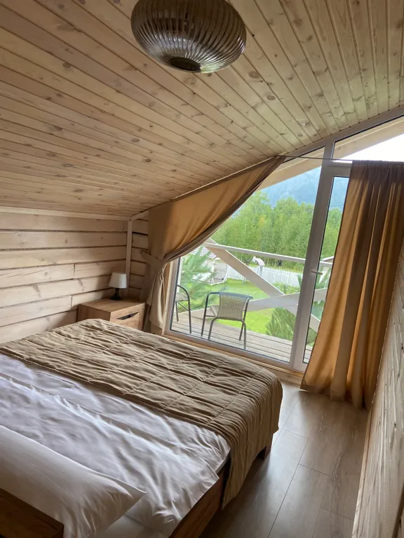 Уютный двухэтажный дом с двумя спальнями, с прекрасным видом на горы