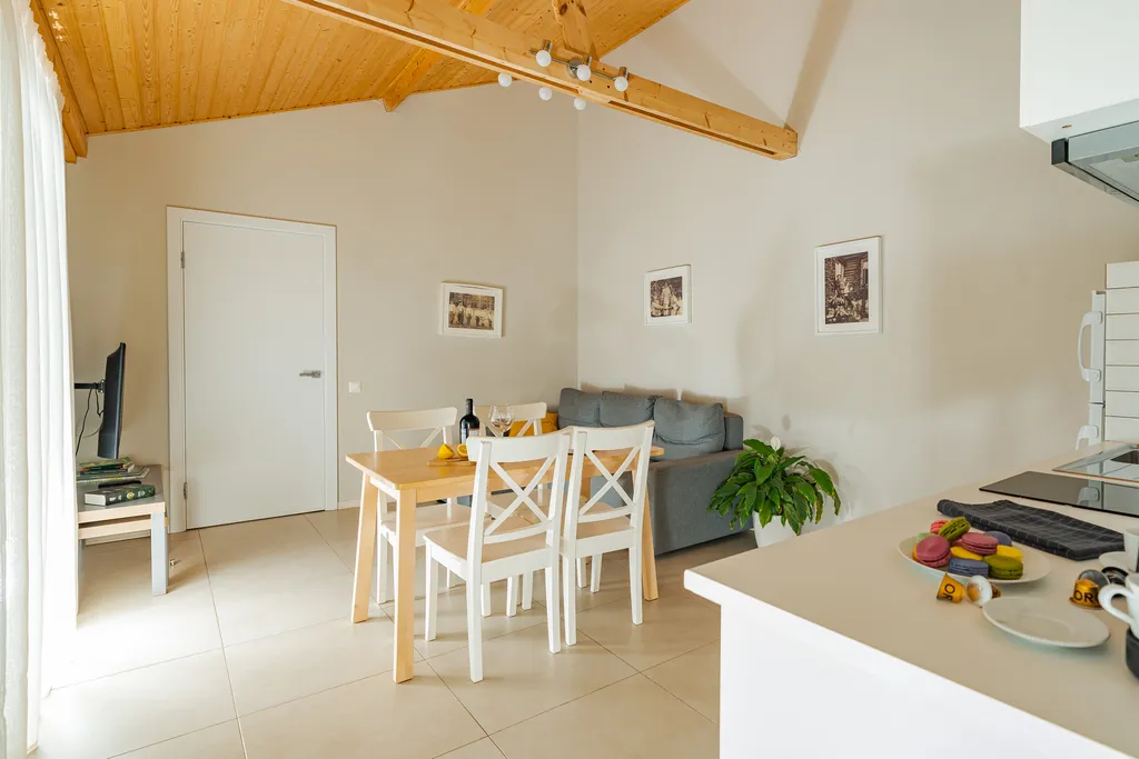 Коттедж Большая дача с 2 спальнями — Светлое