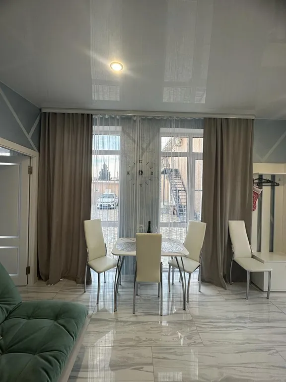 Уютный домик возле набережной