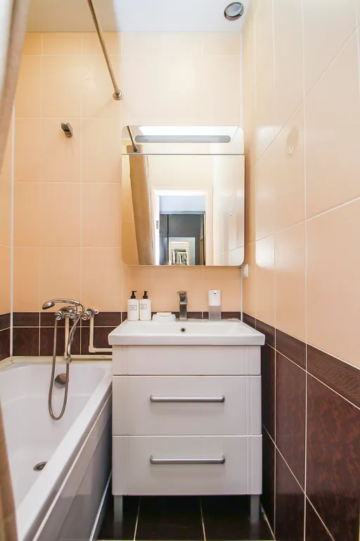 2 комнатная квартира возле тц Аура