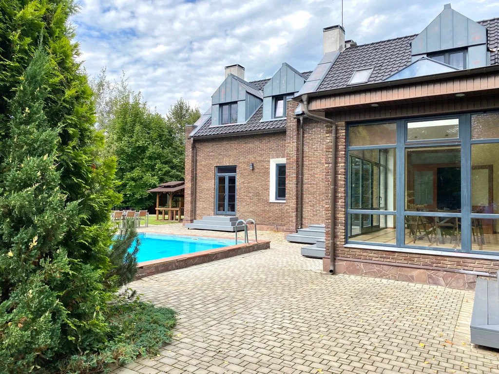 Вилла с квадратным бассейном