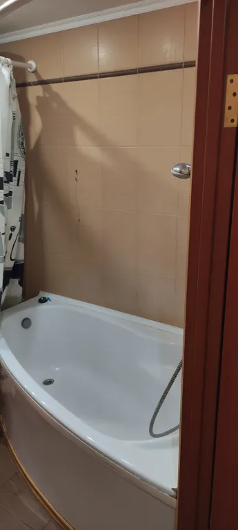 1-комнатная квартира в центре Макеевки с большой кроватью и водой