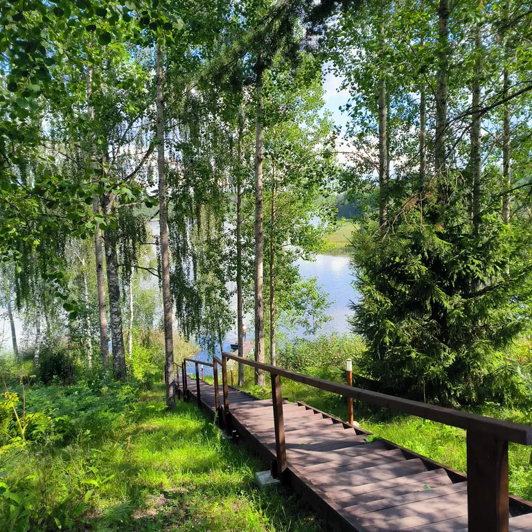 Дом на скале с панорамным видом на озеро