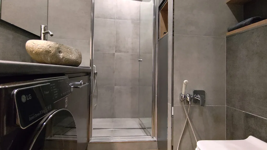 Современный красивый апартамент со спальней. Панорама на горы. Центр.