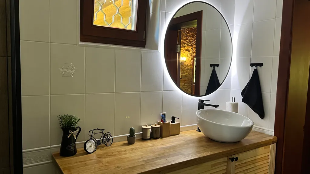 Уединённый хутор в лесу у реки с баней и камином