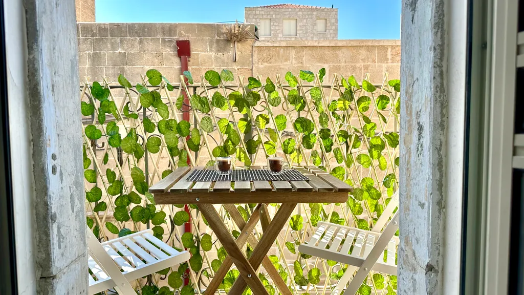 Крутые апартаменты с балконом рядом с Парижской площадью