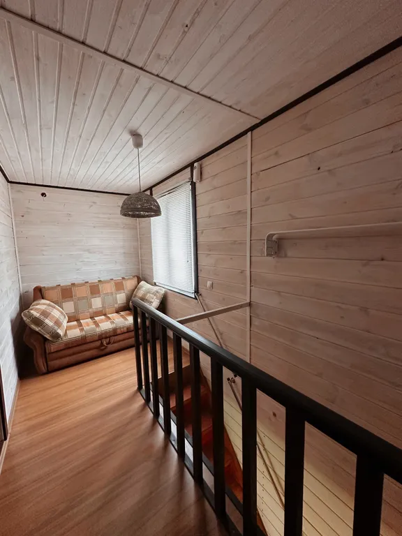 Двухэтажный дом на берегу реки Волга