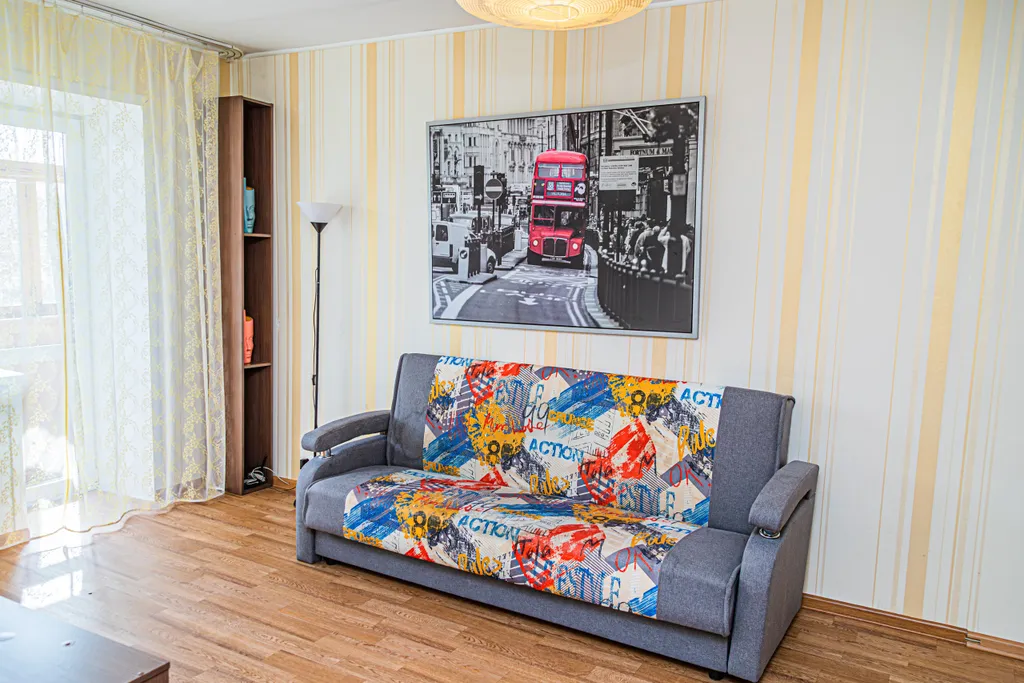 Калина Юрга у кинотеатра Эра