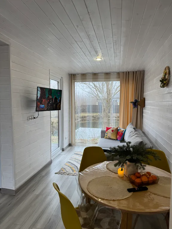 Дом возле озера с 2 террасами и отдельной спальней