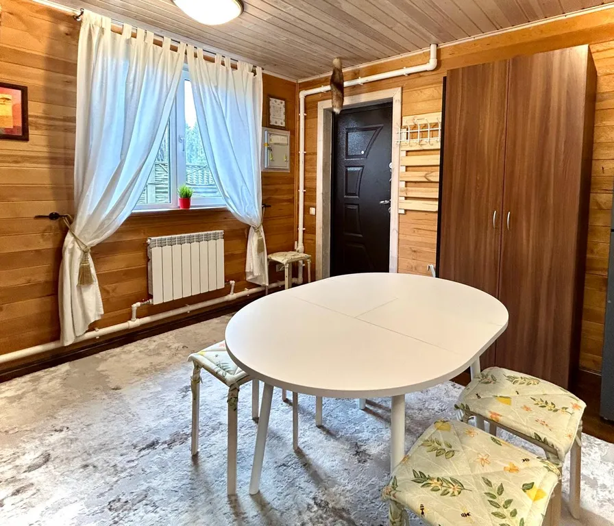 Коттедж с сауной на участке с хвойным лесом поблизости от Красноярска