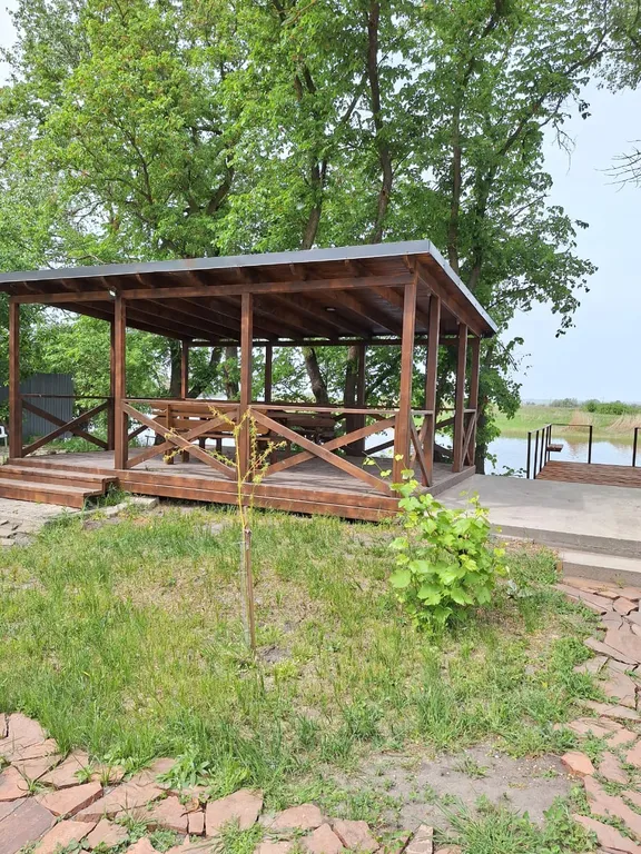 Участок с домом на берегу реки Лагутник