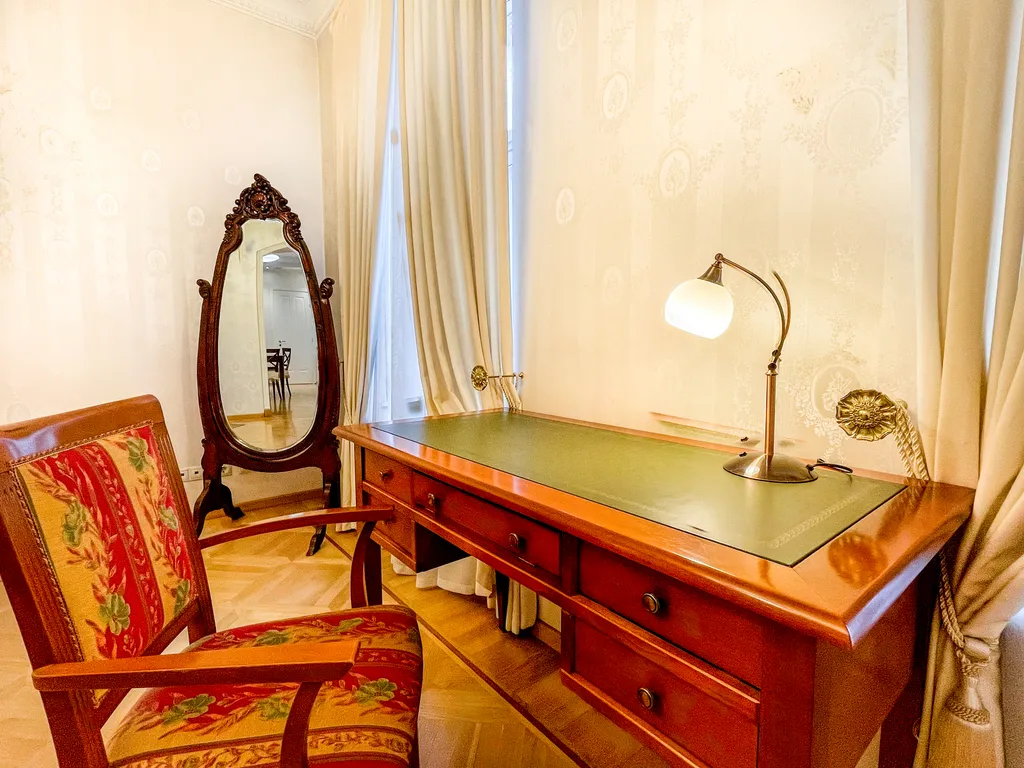 Апартамент люкс с видом на улицу