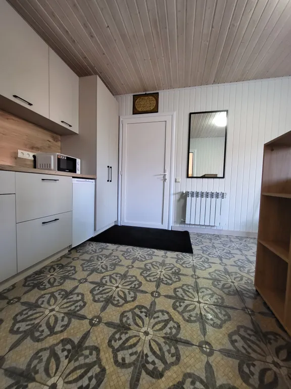 Уютный домик для двоих у озера