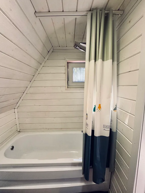 Дом A-frame с баней и джакузи под открытым небом в сосновом лесу