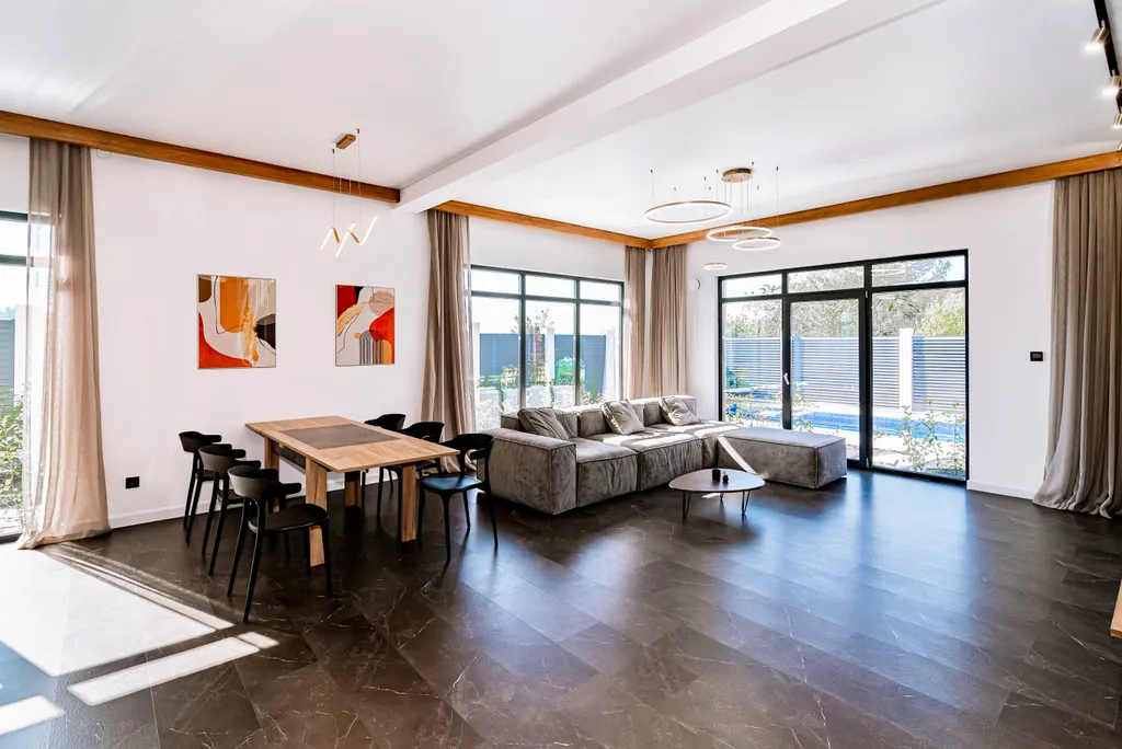 Стильный дом с теплым бассейном и сауной