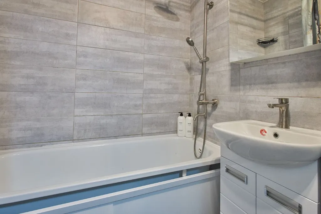 Светлая квартира с большой кроватью и Smart TV