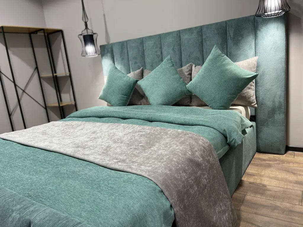 Stylish apartment with mountain and metro views