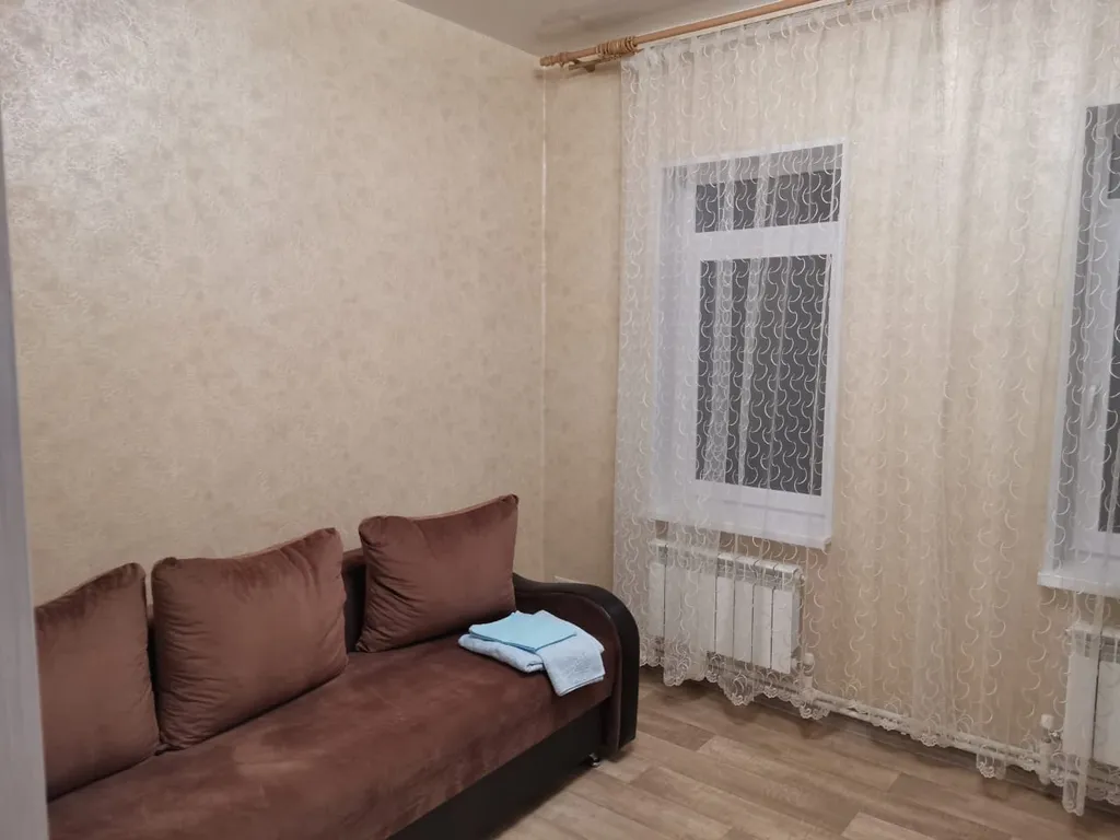 Уютный уголок с небольшой зоной для отдыха и машиноместом