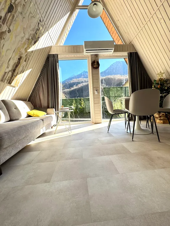 Уютное шале на берегу ручья с баней и купелью на уединенной террасе