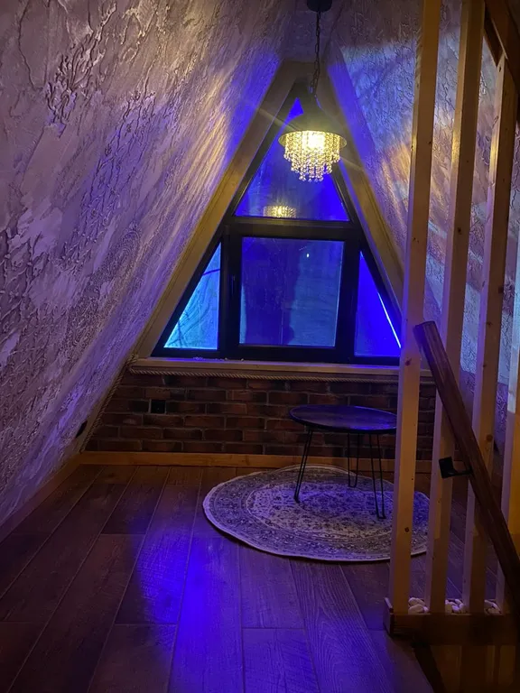 Архитектурный дом A-freim с безграничным окружением природы и речки