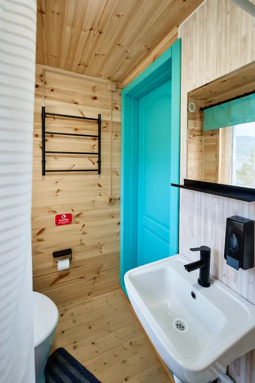 Номер с балконом и видом на телецкое озеро