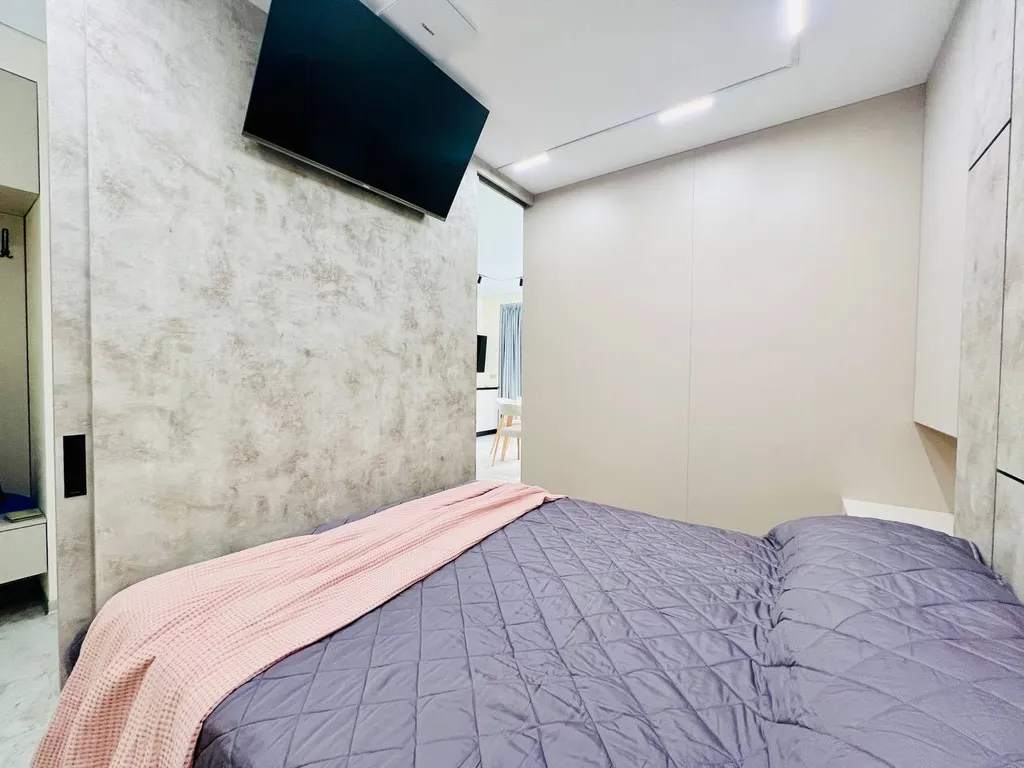 Современный апартамент с бассейном