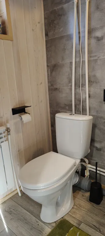 Современные студии на берегу реки