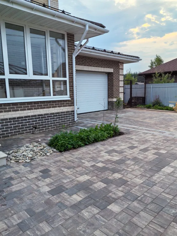 Резиденция в деревне в окружении леса