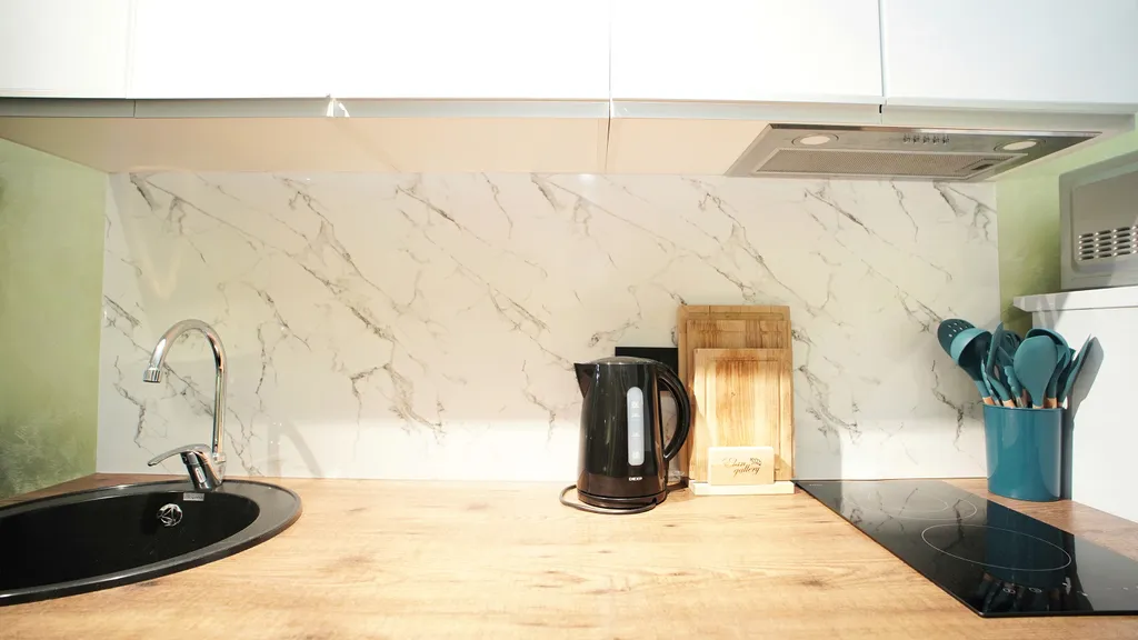 Просторная и уютная студия с балконом, идеальный вид на горы, центр