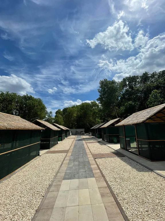 Загородный дом в черте города с озером