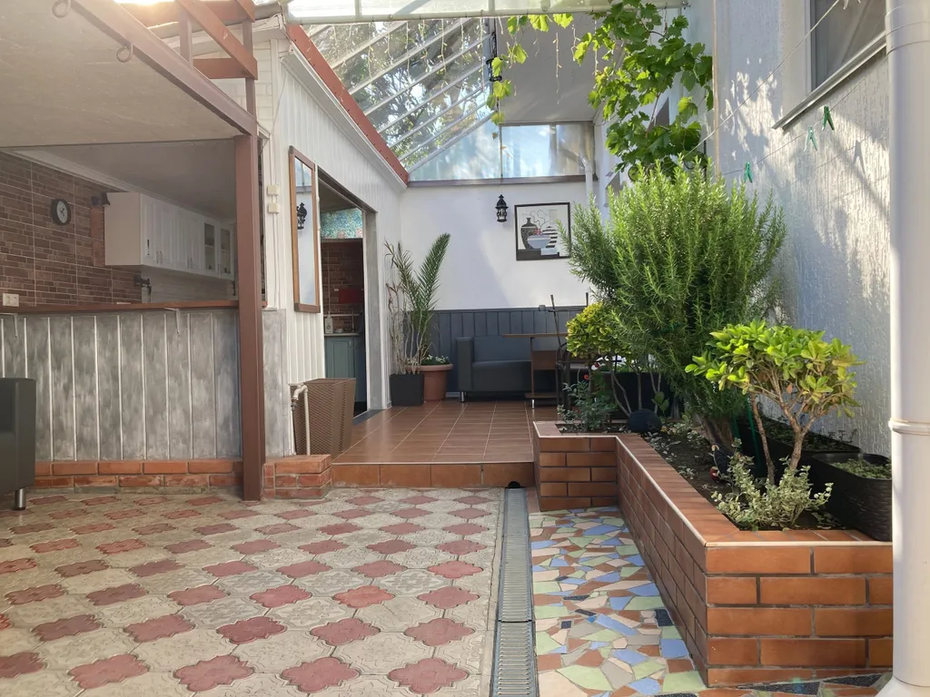 Уютная комната-люкс с балконом в частном доме