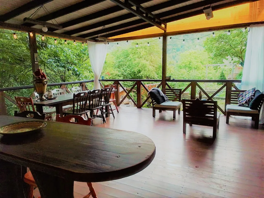 Дом в горах с видом на реку