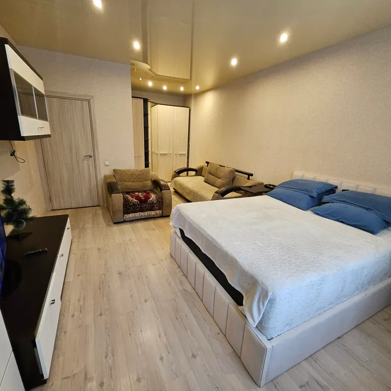 Большая квартира с лоджией в центре города